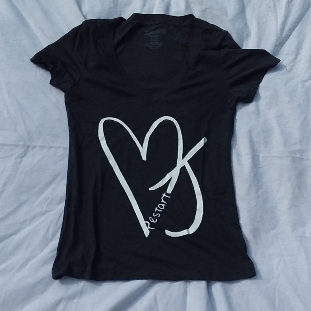 dark gray CARAMEL CANTINA vneck short sleeve top